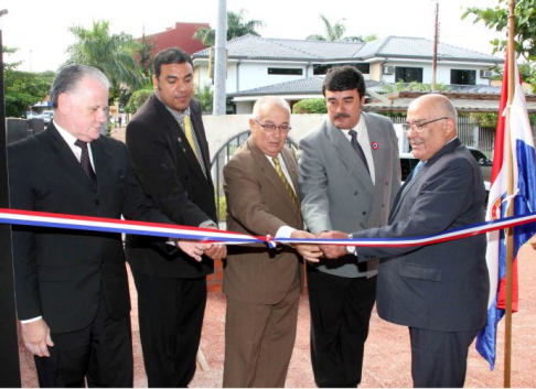 El presidente de la Corte, Víctor Núñez, cortando la cinta inaugural junto con los ministros Miguel Bajac y Sindulfo Blanco.