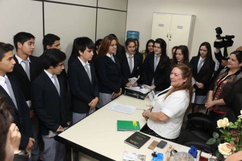 Alumnos de colegio de Lambaré visitaron el Palacio de Justicia