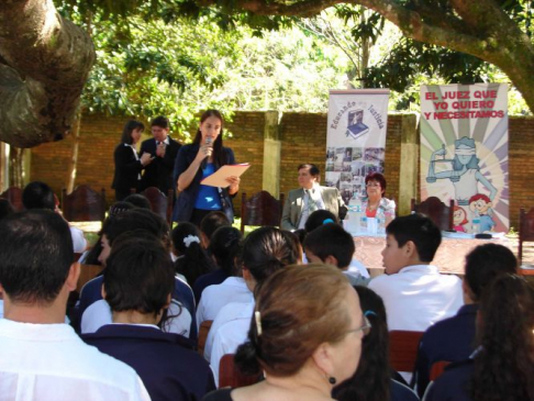 La jueza de Paz, Sandra de Lopez conversó amenamente con los alumnos.