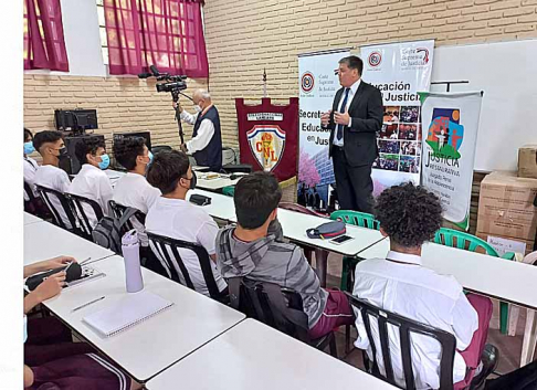  La charla educativa fue desarrollada por el doctor Camilo Torres, juez Penal de la Adolescencia de dicha ciudad y coordinador del programa “Justicia Restaurativa”.