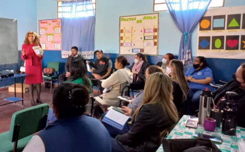 La doctora Gloria Benítez, miembro del Tribunal de Apelación de la Niñez y Adolescencia de Capital, abordó temas sobre los derechos y deberes de los niños y adolescentes.