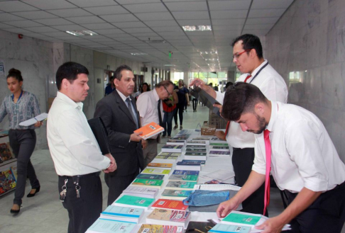 Realizan feria de libros en la plazoleta del Palacio de Justicia de Capital.