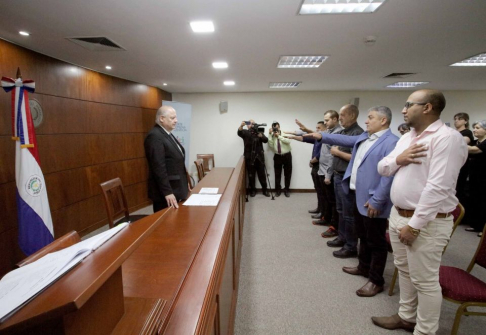 Presidente Benítez Riera tomó juramento a naturalizados.