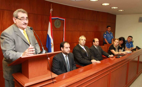 El presidente de la Corte Suprema de Justicia, doctor Antonio Fretes, brindando detalles a los periodistas de la reunión que mantuvieron con el ministro de la SEAM y el fiscal adjunto, entre otras autoridades, en el Poder Judicial.