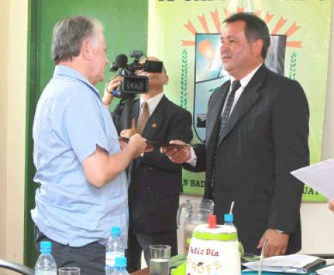 El ministro de la Corte Suprema doctor Víctor Núñez junto al presidente de la Junta Municipal de Capitán Bado, Héctor Palacios.