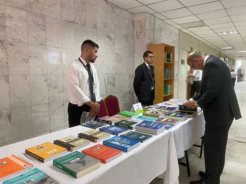 IIJ realiza feria de libros y capacitación sobre bases de datos jurídicos