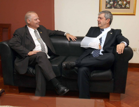 Esta mañana el titular de la Corte, Luis María Benítez Riera, recibió al ministro de Educación, Enrique Riera.