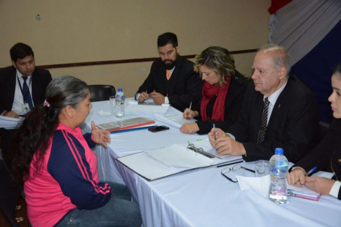 El presidente de la Corte Suprema de Justicia, doctor Luis Maria Benitez Riera, durante  una entrevista con una reclusa.