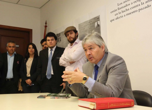 El camarista José Agustín Fernández, recibió esta mañana a estudiantes de la Facultad de Derecho de la Universidad Nacional de Asunción.