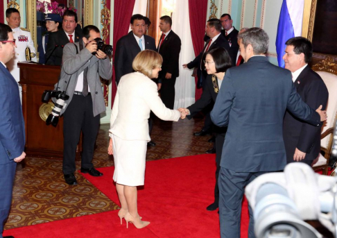 Saludo protocolar entre la titular de la Corte, doctora Alicia Pucheta de Correa, y la presidenta de China Taiwán, Tsai Ing-Wen.