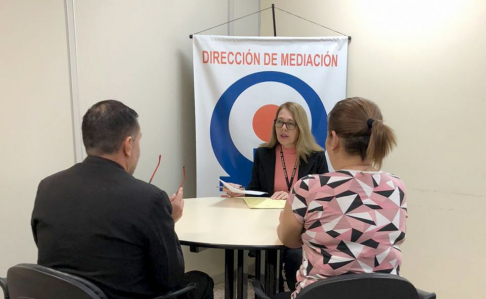 Foto ilustrativa de una audiencia de mediación.