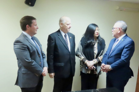 El Presidente de la CSJ, Dr. Luis María Benítez Riera; el Vicepresidente Segundo, Dr. Alberto Martínez Simón; y los Ministros, Dra. Carolina Llanes y Dr. César Diesel Junghanns  junto al Dr. Delio Vera.