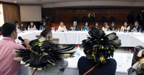 Ministra Alicia Pucheta, dando apertura a la reunión en el Salón de Actos del Palacio de Justicia de Asunción.