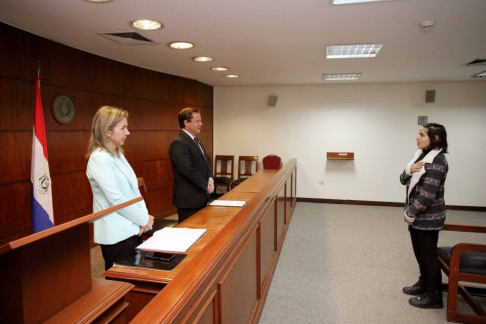 El vicepresidente primero de la Corte Suprema de Justicia, doctor Alberto Martínez Simón, tomó juramento a Gabriela Alejandra Narváez.