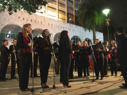 En la víspera se realizó el festival de navidad y año nuevo en la explanada del Palacio de Justicia