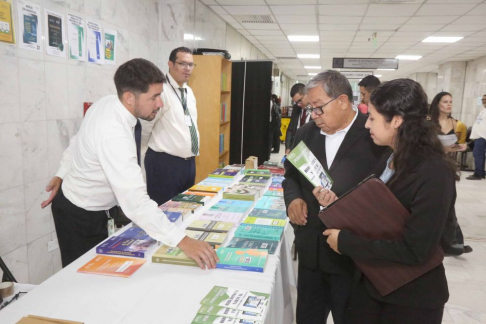 IIJ realizó feria de libros y capacitación sobre bases de datos