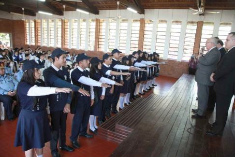 Se realizó el juramento de 18 alumnos como nuevos facilitadores estudiantiles, los mismos serán responsables de orientar sobre temas como el bullying, embarazo precoz y drogas.