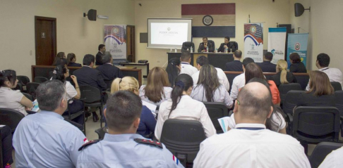 Dr. Javier Dejesús Esquivel, presidente de la Circunscripción de Paraguarí, dando las palabras de apertura a los participantes.