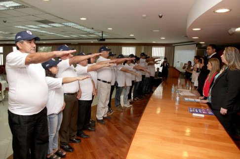 El acto de juramento de los 14 nuevos facilitadores judiciales estuvo a cargo del juez Alejandro Peña.