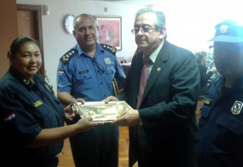 Momento de la entrega de reconocimiento al titular de la Corte, doctor Raúl Torres Kirmser.