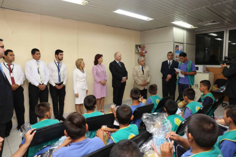 Acto de entrega de obsequios a lustrabotas en el Palacio de Justicia Asunción.