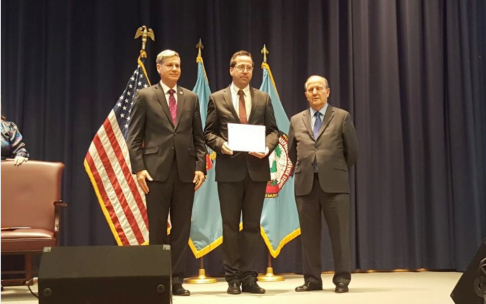 El magistrado Christian Bernal recibió un certificado por haber participado del curso.