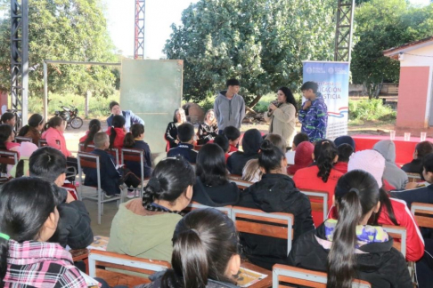 Encabezaron la charla, la abogada Graciela Stern Peralta, jueza de Paz de la zona y la abogada Gloria Torres, Defensora de la Niñez y Adolescencia. 