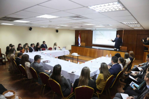  Reunión de trabajo con el ministro Víctor Ríos y sus relatores.