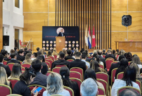 El Dr. Martínez Simón abordó el tema “Control de Constitucionalidad”, destacando la importancia de garantizar que las leyes y decisiones judiciales se mantengan alineadas con la Constitución Nacional.