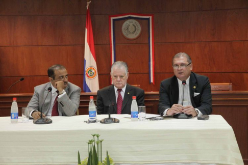 El presidente del Supremo Consejo Judicial de Qatar, Masoud M. Al-Ameri, junto al titular de la Corte Suprema del Paraguay, doctor Víctor Núñez, y el camarista Emiliano Rolón Fernández.