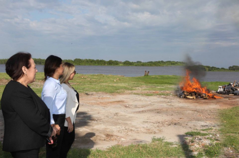 La jueza Penal de Garantías Lici Teresita Sánchez, en compañía de la fiscala Zully Figueredo y la defensora pública Adriana Planás.