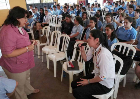 La jueza de Paz de Guarambaré la doctora Ana Flores estuvo charlando con los estudiantes.