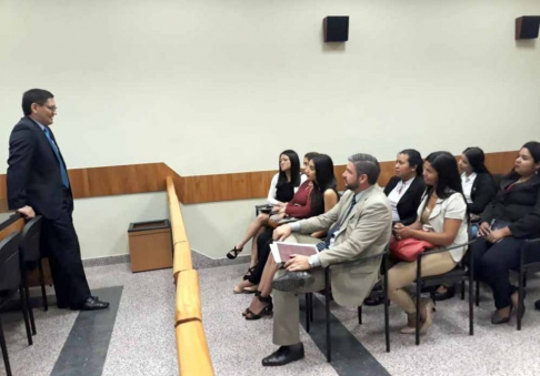 Estudiantes de la Universidad del Norte filial Itauguá visitaron la Sede Judicial de Cordillera en el marco de la extensión universitaria.