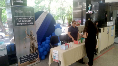 Exposición de tarjetas navideñas hechas por adolescentes del CEI en la DRA.