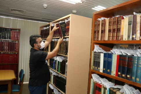 La biblioteca permanecerá abierta de lunes a viernes en el horario de 7:00 a 13:00.​