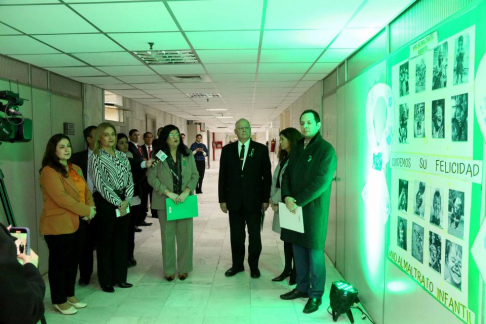 Exhiben mural “Cuidemos su felicidad” en Palacio de Justicia de Asunción.