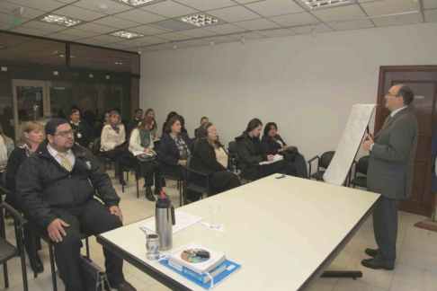 El doctor Teófilo Villalba es el encargado de los talleres de Desarrollo de Competencias Relacionales Humanas y Trabajo en Equipo