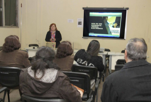 Doctora Carmen Colaso, jefa del Departamento Académico del CIEJ, disertante de la capacitación para abogados.