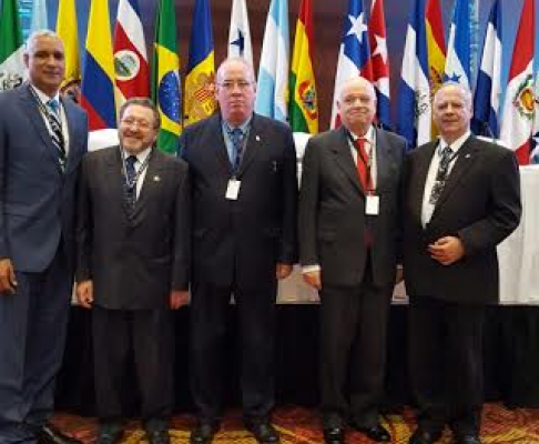 Los altos magistrados Jerónimo Mejía, de Panamá, y Jorge Chediak, de Uruguay, los titulares de Corte de Panamá y Uruguay, José Ayú Prado y Ricardo Pérez Manrique, respectivamente, y el ministro de la Corte, Luis María Benítez Riera durante el encuentro