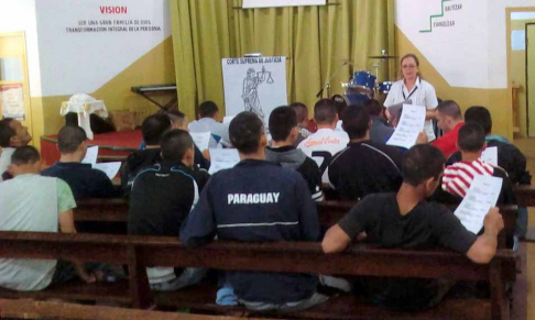 Charla sobre habilidades sociales en Tacumbú.