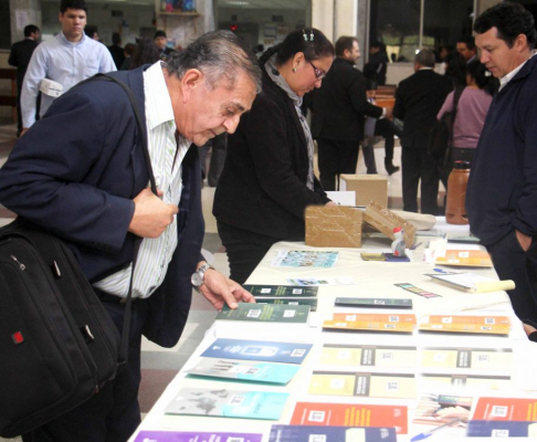 Feria de libros en la plazoleta del Palacio de Justicia.