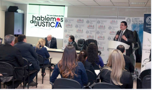 Juan Jim Zaracho, coordinador de Cooperación y Asistencia Judicial Internacional, explicando las funciones de esta dependencia.