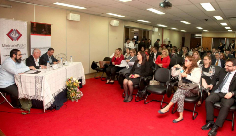 En la última jornada de capacitación estuvieron los profesores Rogelio Goiburú (Paraguay) y Claudio Nash (Chile).