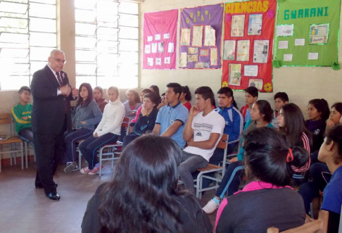 El magistrado aprovechó la reunión de padres y estudiantes para instarlos a respetarse mutuamente.