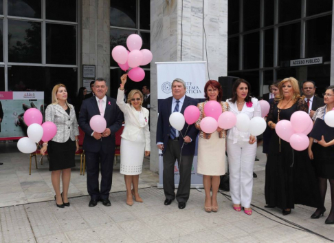 La presidenta Alicia Pucheta, la ministra Miryam Peña, el presidente de la Asociación de Jueces del Paraguay, Delio Vera Navarro, magistrados, funcionarios y profesionales del ámbito jurídico, en el acto.