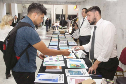 IIJ realiza feria de libros y capacitación de bases de datos en Asunción.