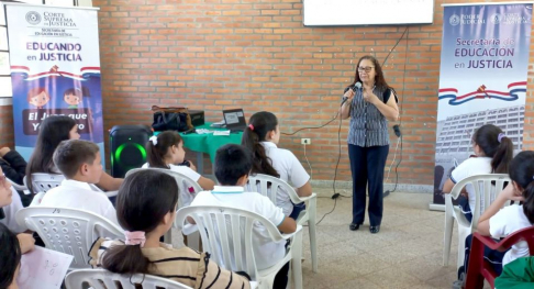 La jueza de Paz de la localidad, Antonia Amarilla, tuvo a su cargo el desarrollo de esta tercera jornada de capacitación. Inició su alocución explicando acerca de las funciones del Juzgado de Paz y el rol importante que cumple dentro de la sociedad.